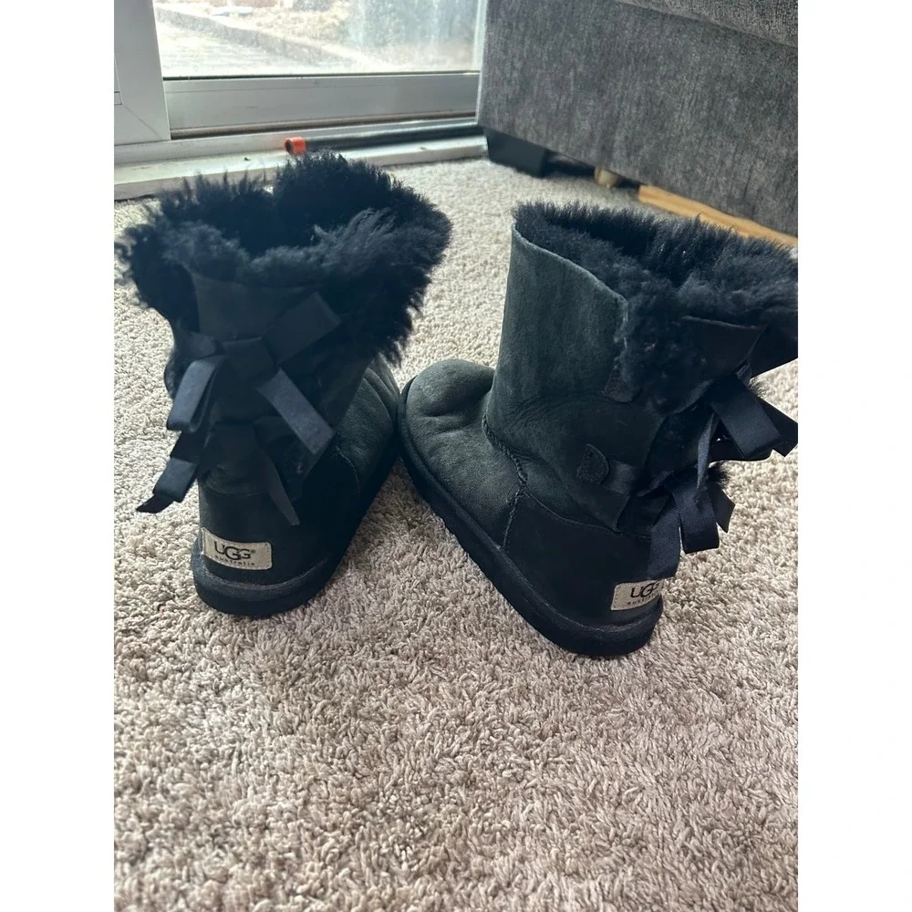 UGG Australia Bailey Bow Black Suede Sheepskin Boots Womens 8 Y2K